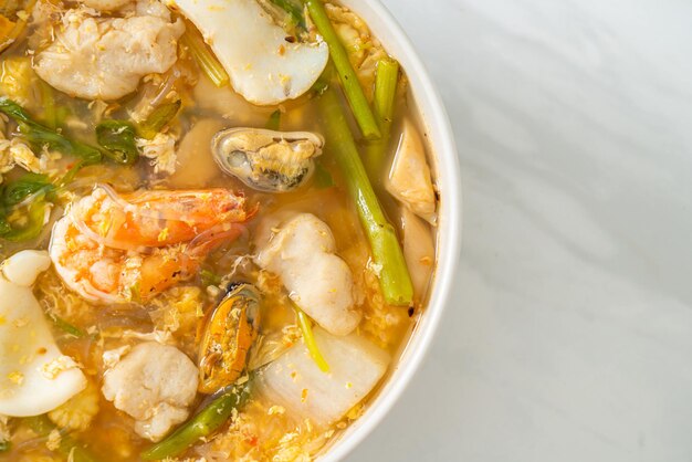 Суп сукияки с миской из морепродуктов - стиль азиатской кухни