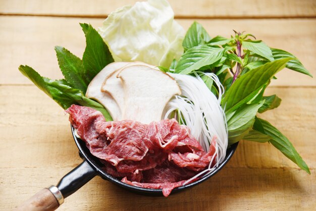 Sukiyaki stelt Shabu shabu samen met vleesbiefstuk, noodle-paddenstoelen en verse groenten