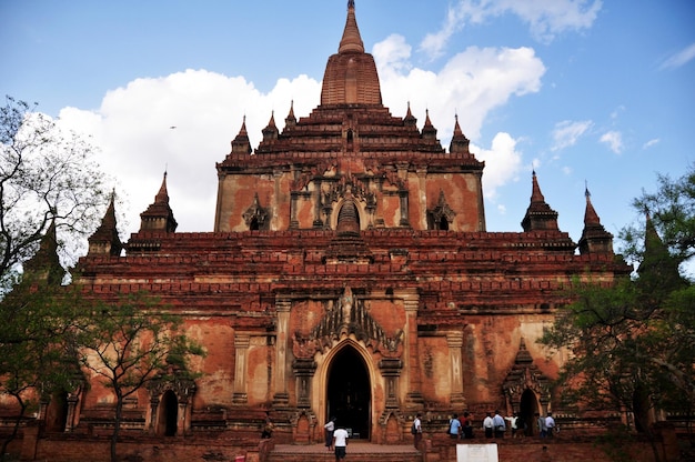 Photo sulamani temple pagoda chedi burma style for burmese people and foreign travelers travel visit respect praying in minnanthu village at bagan or pagan ancient city on june 2 2015 in mandalay myanmar