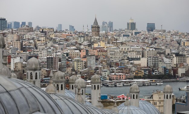 터키 이스탄불의 술레이마니예 목욕 지붕과 갈라타 지구
