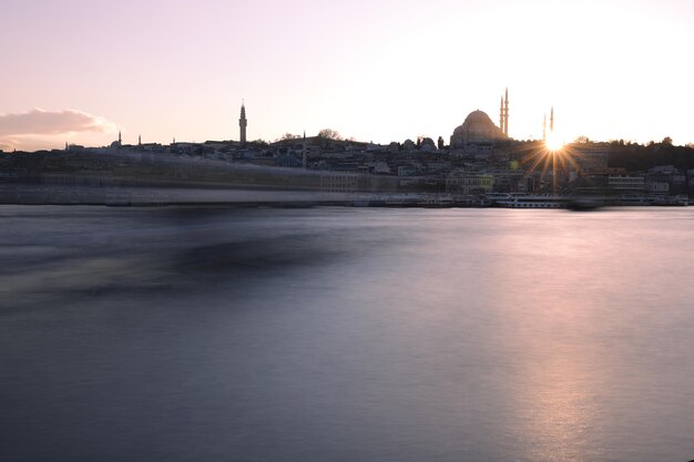 Suleymaniye-moskee en Gouden Hoorn tijdens zonsondergang in Istanbul, Turkije