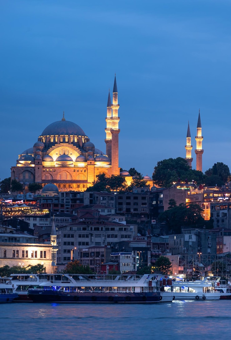 Foto suleymaniye-moskee met nachtverlichting en minaret van rustem pasha-moskee istanbul turkije
