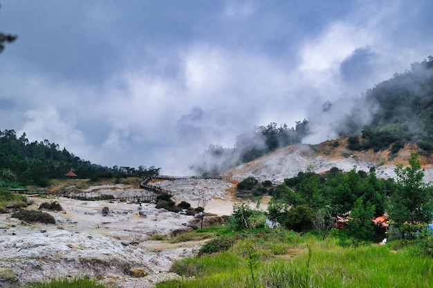 인도네시아의 Dieng Plateau Wonosobo에 있는 Sikidang의 황성 활동 크레이터