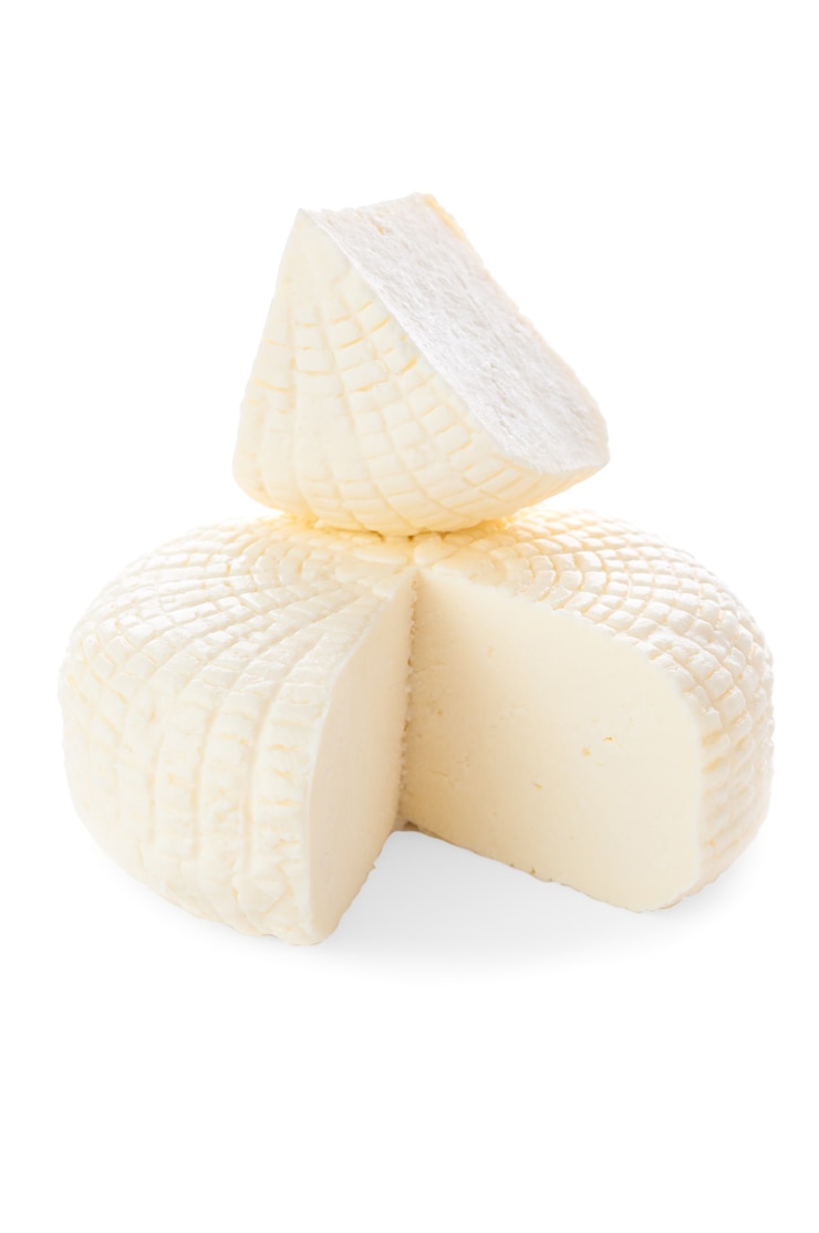 Sulguni kaas Een stuk driehoekige vorm is uitgesneden Een stuk kaas Isoleren