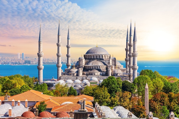Foto moschea del sultano ahmet a istanbul, vista estiva luminosa.