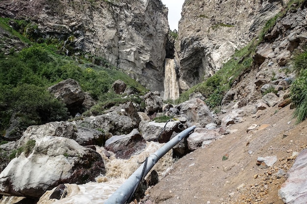 ロシアのエルブルス山近くのコーカサス山脈に囲まれたスルタンス滝