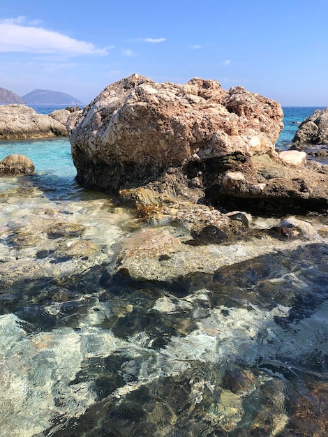 술루아다 섬 해변 터키 바위. 여름 가을 여행.