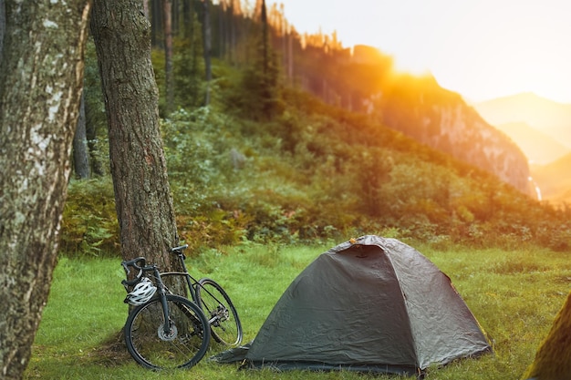 夏の冒険 山でのキャンプと自転車走行 森の自転車走行