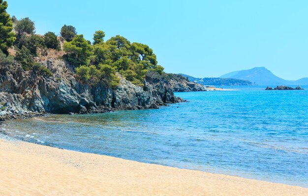 砂浜のある夏のエーゲ海沿岸の風景（シトニア、ハルキディキ、ギリシャ）。認識できない人々。