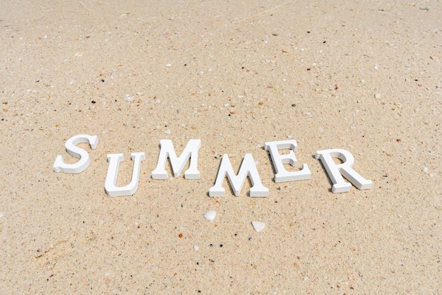여름날 모래 해변 컨셉의 여름 알파벳 여행