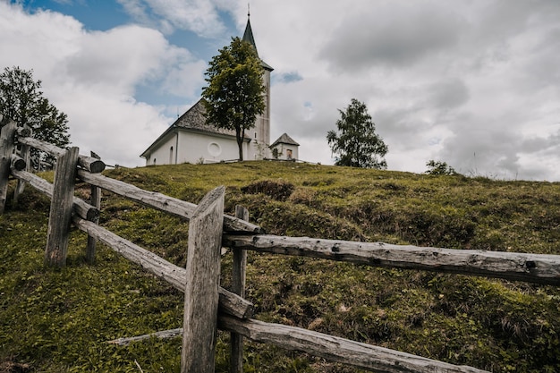 高い山と教会のある夏の高山の田舎の風景 パノラマ道路ソルツァヴァ スロベニアからのロガール渓谷ロガルスカ ドリーナ