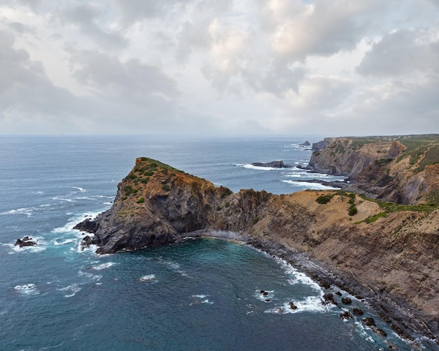 写真 アトランティック海の岩の海岸線 アルガルベ ポルトガル