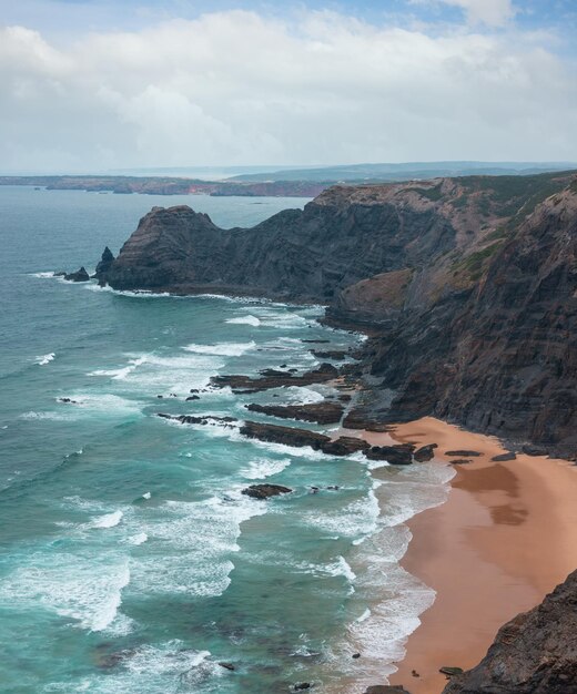 여름 대서양 바위 해안 Algarve 포르투갈