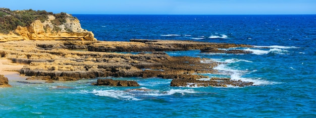 夏の大西洋の岩の多い海岸の景色（アルブフェイラ郊外、アルガルヴェ、ポルトガル）。 2ショットで高解像度のパノラマをステッチします。