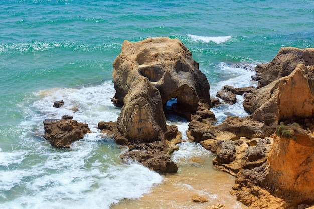 夏の大西洋の岩の多い海岸の景色（アルブフェイラ郊外、アルガルヴェ、ポルトガル）。