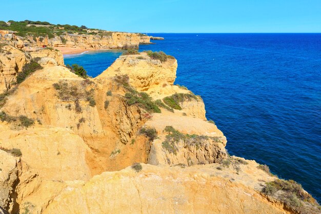 Summer atlantic rocky coast view with sandy beach praia da coelha (albufeira, portugal)