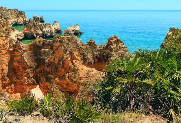 夏の大西洋の岩の多い海岸線の上面図PortimaoAlvorAlgarveポルトガル