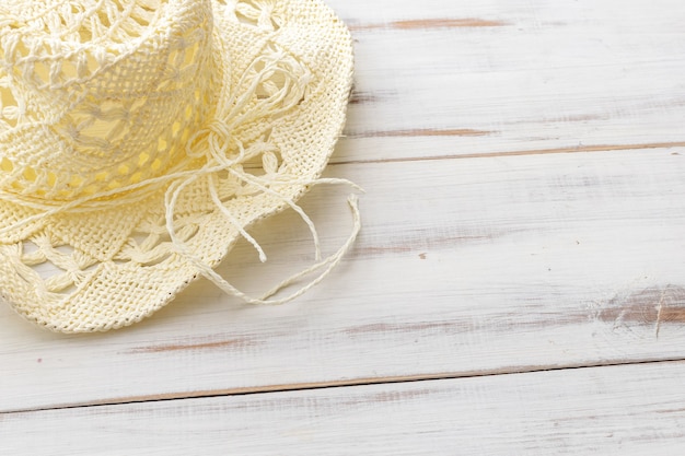 Concetto di sfondo estivo, cappello di paglia su superficie in legno chiaro