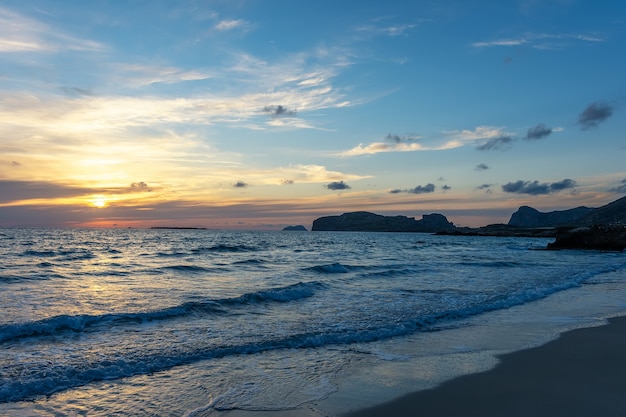 日没時の熱帯のビーチと夏の背景