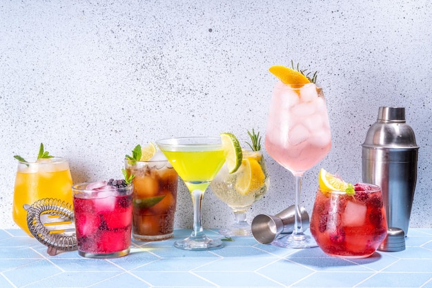 Foto menu dei cocktail del bar estivo set di bicchieri diversi varianti di bevande cocktail analcolici frizzante acqua da spiaggia rinfrescante bevande a base di agrumi e frutta con contorno e cubetti di ghiaccio copia spazio