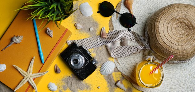 Foto accessori da spiaggia estiva su sfondo giallo