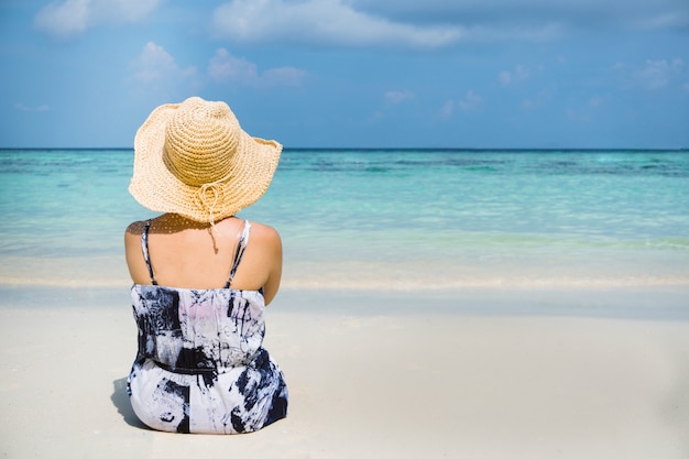 여름 해변 휴가 여자 자유 시간에 해변에서 휴식을 취하십시오.