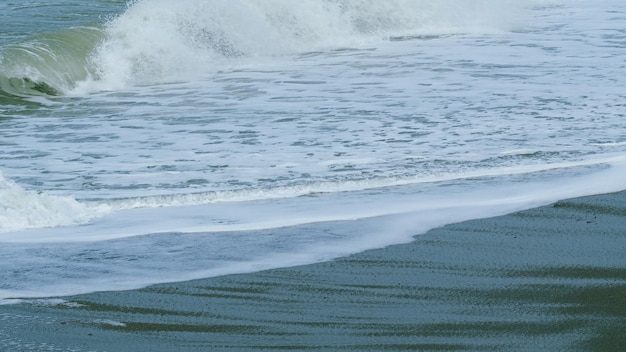 夏のビーチ 自然 美しい暗い海の表面 海岸の大きな波が衝突する スローモーション