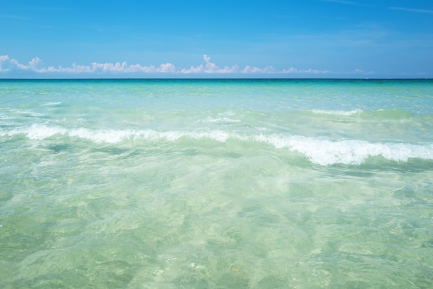 夏のビーチと海のラグーンと白い砂浜の休暇旅行の背景