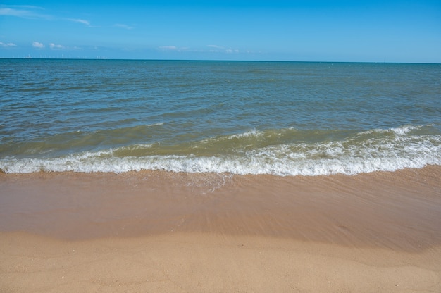 Летний пляж, море и волны