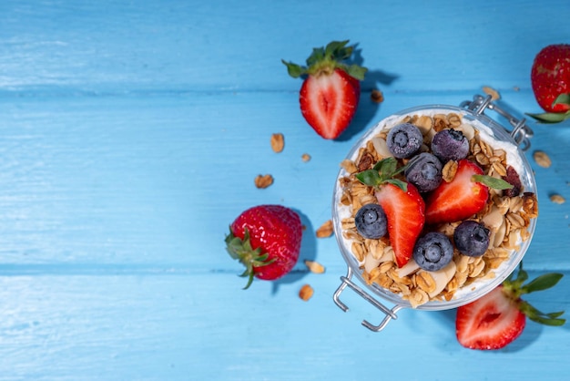 Photo summer berries granola breakfast layered dessert