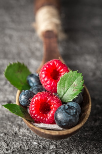 Микс Summer Berries с малиной и черникой в деревянной ложке