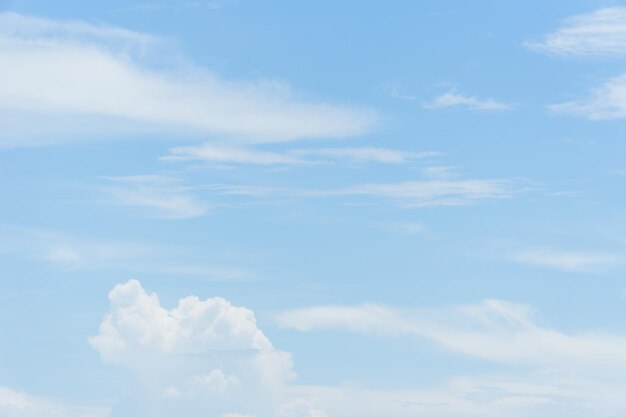 Photo summer blue sky cloud gradient light white background beauty clear cloudy in sunshine