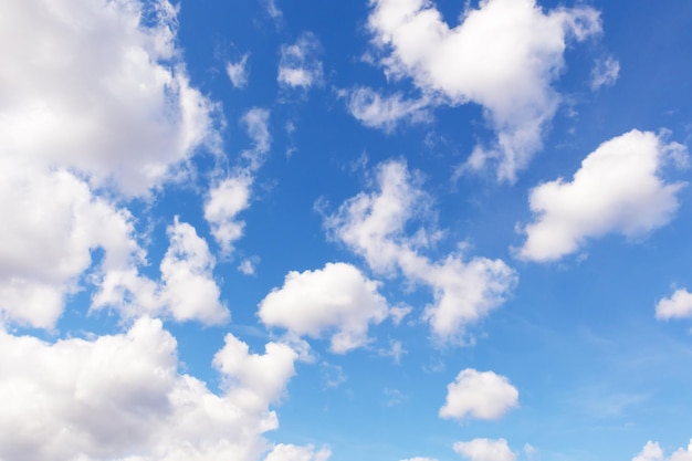 白い美しさの雲と夏の青い空