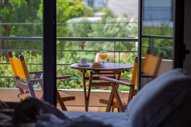 Photo summer breakfast outside by the ocean summer vacation in the hotel sandwich with coffee and orang