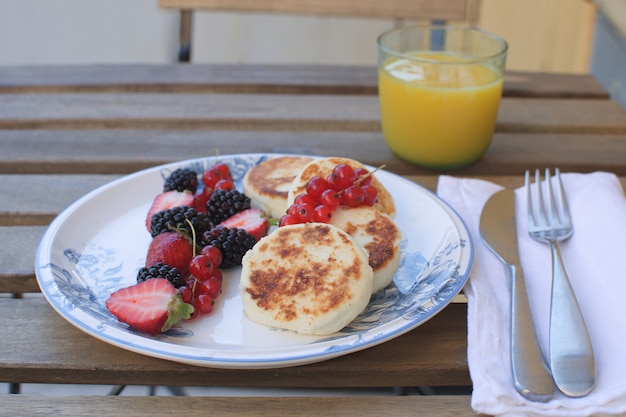 テラスまたはバルコニーでの夏の朝食