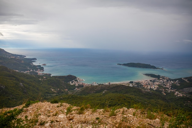 山道の頂上からのモンテネグロビューの夏のブドヴァリビエラ海岸線のパノラマ風景