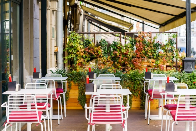 Caffè estivo in strada tavoli e sedie senza persone