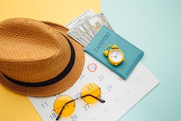 Calendario estivo con accessori da viaggio. viaggi, turismo, concetto di vacanza