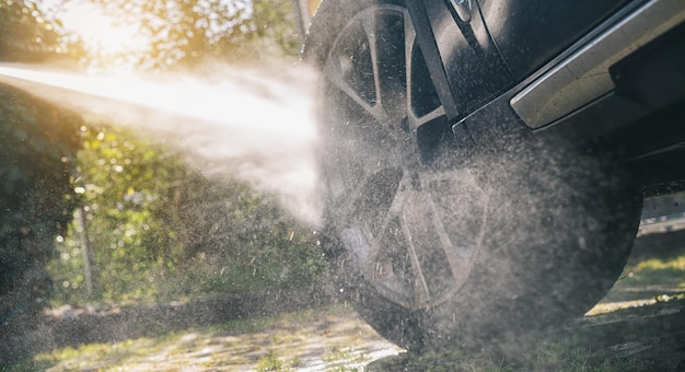 Lavaggio auto estivo per la pulizia dell'auto con acqua ad alta pressione