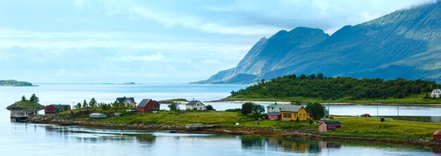 夏の曇りの夕方エルスフィヨルデンの風景（ノルウェー、ロフォーテン諸島）。