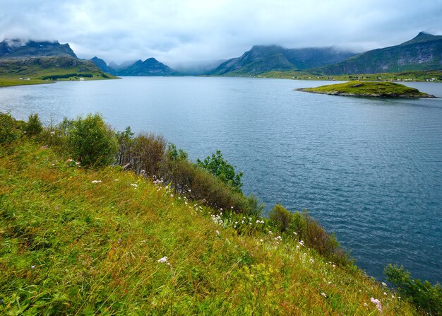 여름 흐린 바다 해안 저녁보기 (노르웨이, Lofoten).