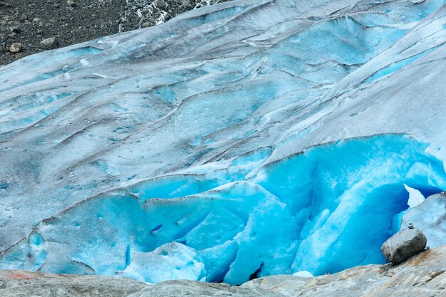 Летний пасмурный вид на ледник Нигардсбреен (Норвегия).