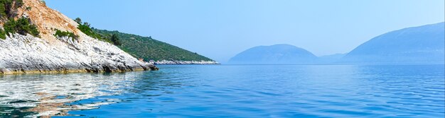 모터보트(Kefalonia, 그리스 Agia Effimia에서 멀지 않은 곳)와 오른쪽의 Ithaka 섬에서 여름 해안 전망. 파노라마.