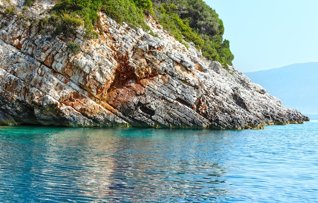 モーターボートからの夏の海岸の眺め（ケファロニア島、ギリシャのアギアエフィミアからそう遠くない）