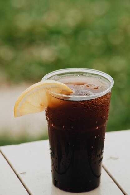 Foto cocktail estivo nel parco acquatico in vacanza