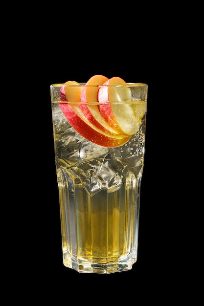 Photo summer cocktail with apple on isolated black wall