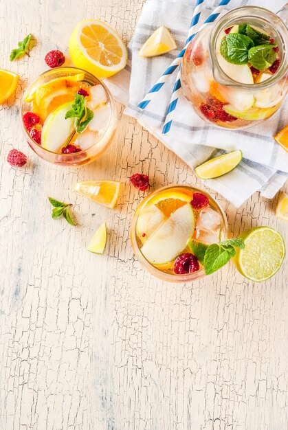 Sangria bianca estiva con cocktail freddi, frutta e bacche