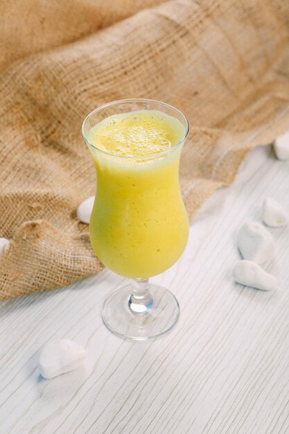 여름 다채로운 과일 스무디 또는 냉동 건강 해독 음료 개념