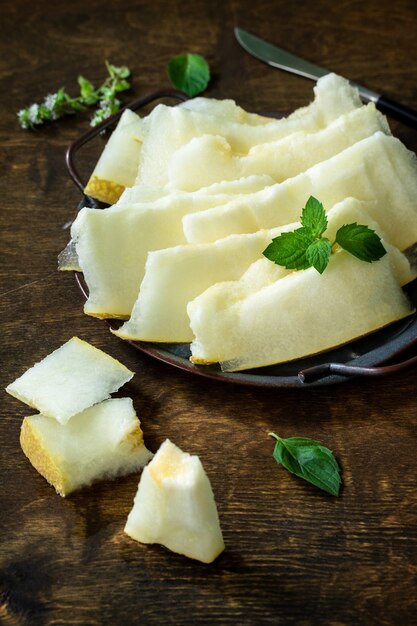 Foto frutta di concetto di estate fette di melone dolce fresco su una tavola di legno spazio della copia