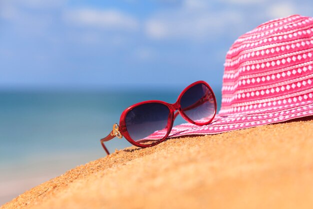 Foto concetto di estate di spiaggia sabbiosa